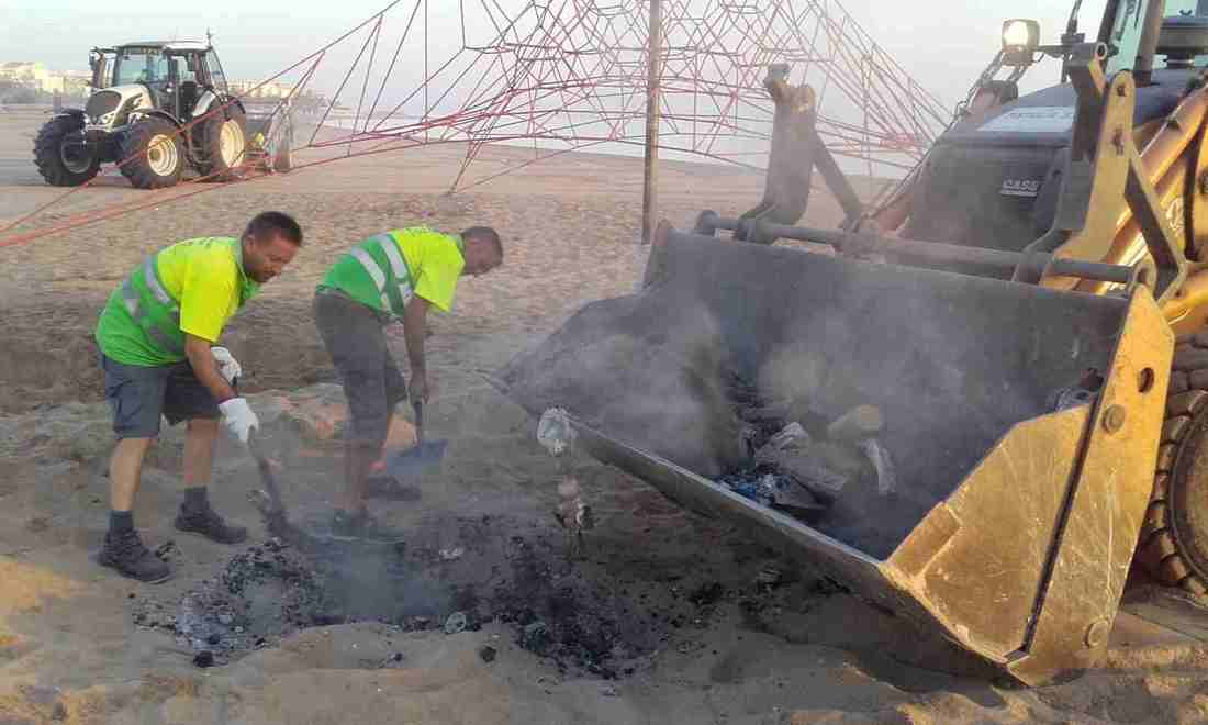  Els serveis de neteja retiren 15 tones de residus de les platges després de la Nit de Sant Joan 
